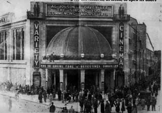 Queueing outside the Astoria-Brixton cinema to see ´The Singing Fool’, London, 19th August 1929.
