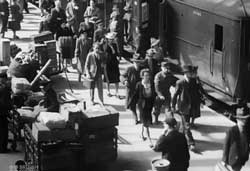 Wartime Waterloo station shown off in a British Council short film (London Terminus, 1944)